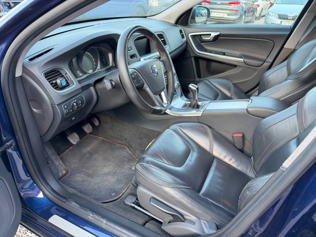 VOLVO V60 2015
