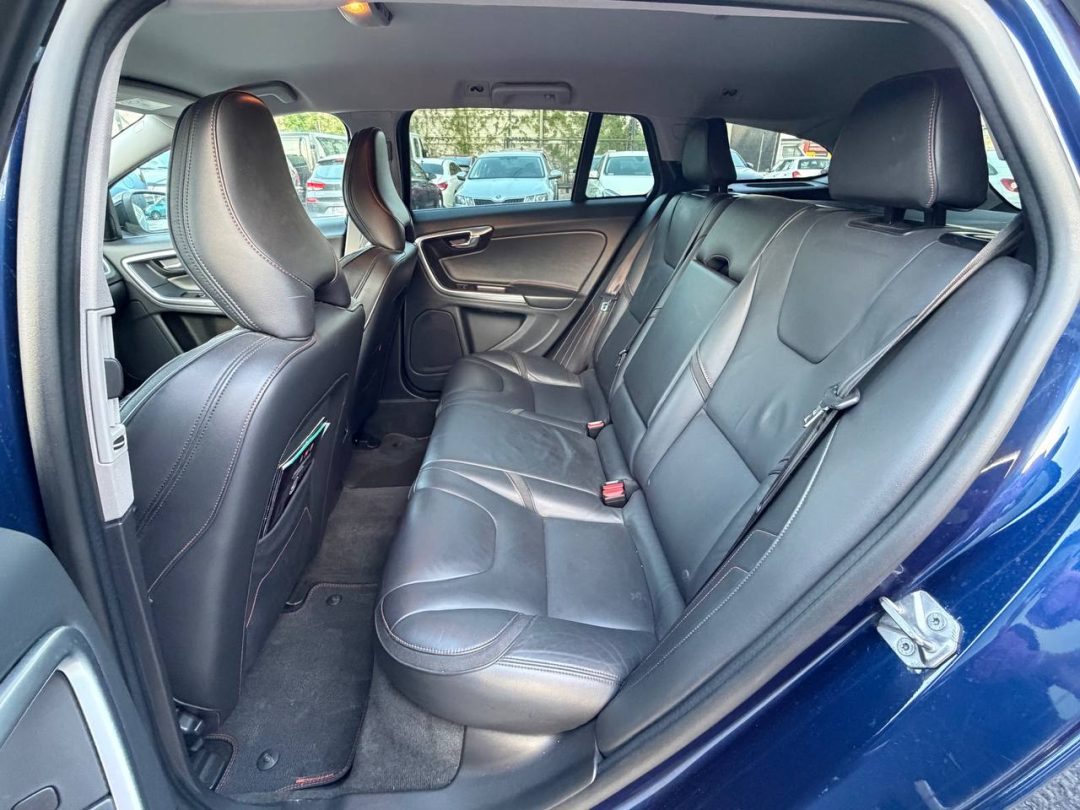 VOLVO V60 2015