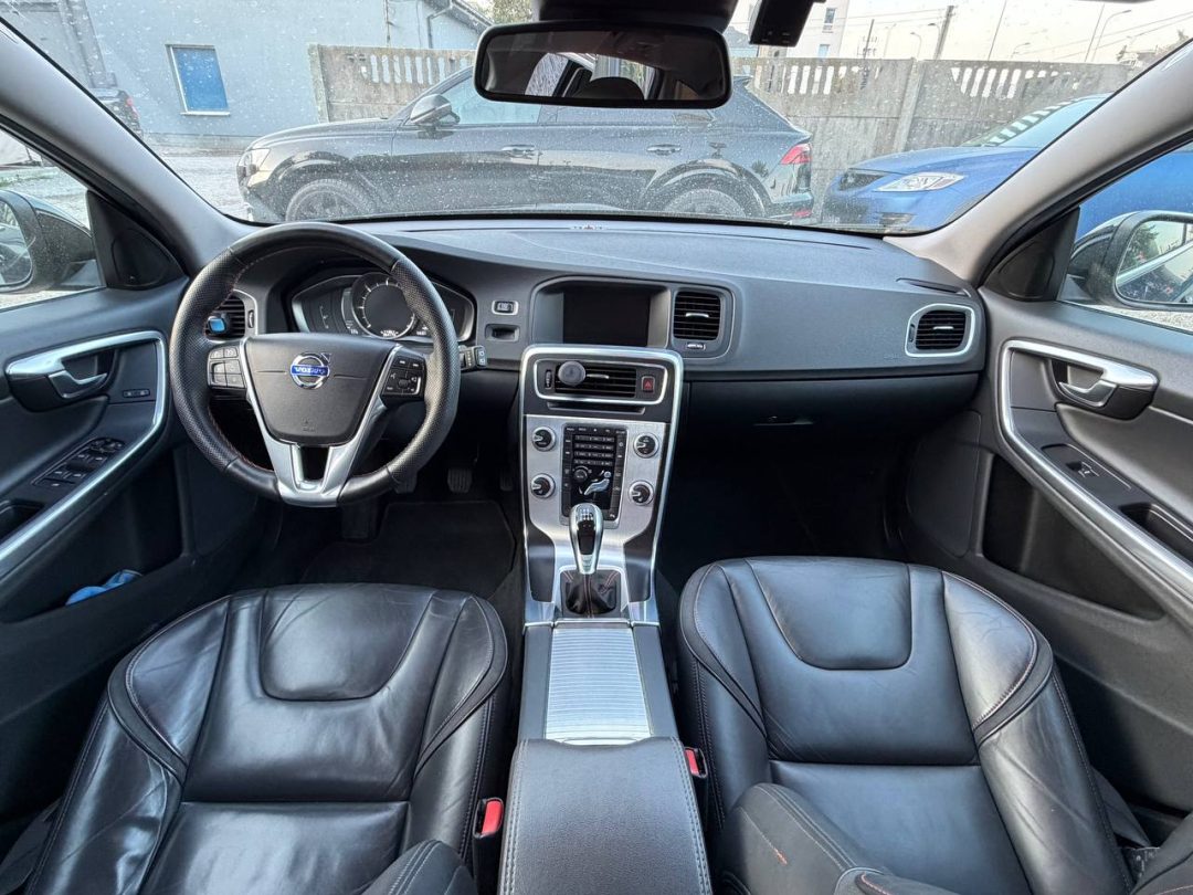 VOLVO V60 2015