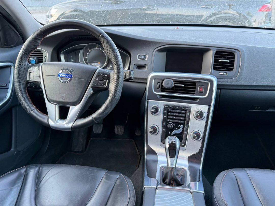 VOLVO V60 2015