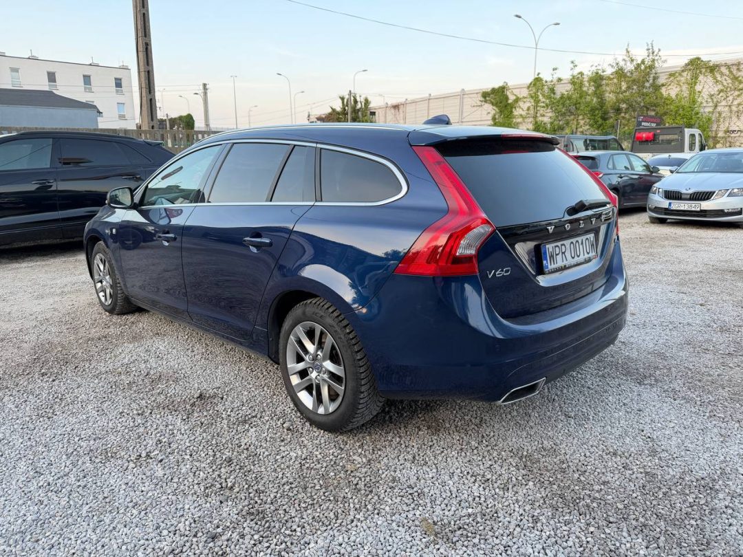VOLVO V60 2015