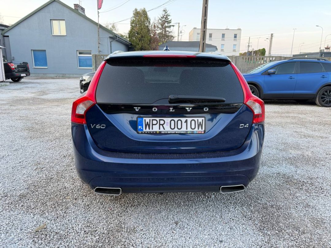 VOLVO V60 2015
