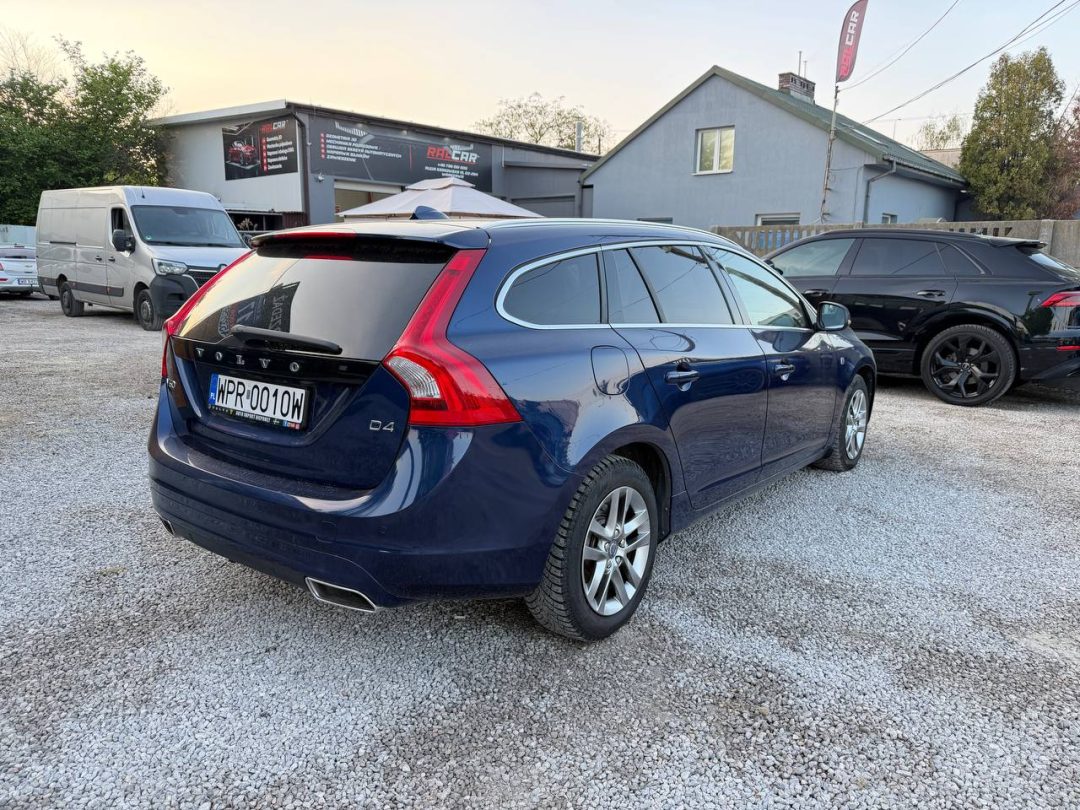 VOLVO V60 2015