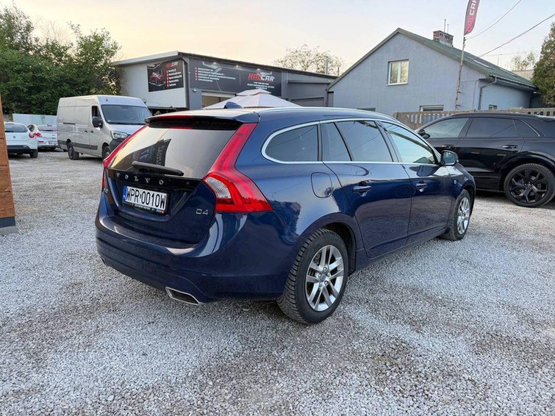 VOLVO V60 2015
