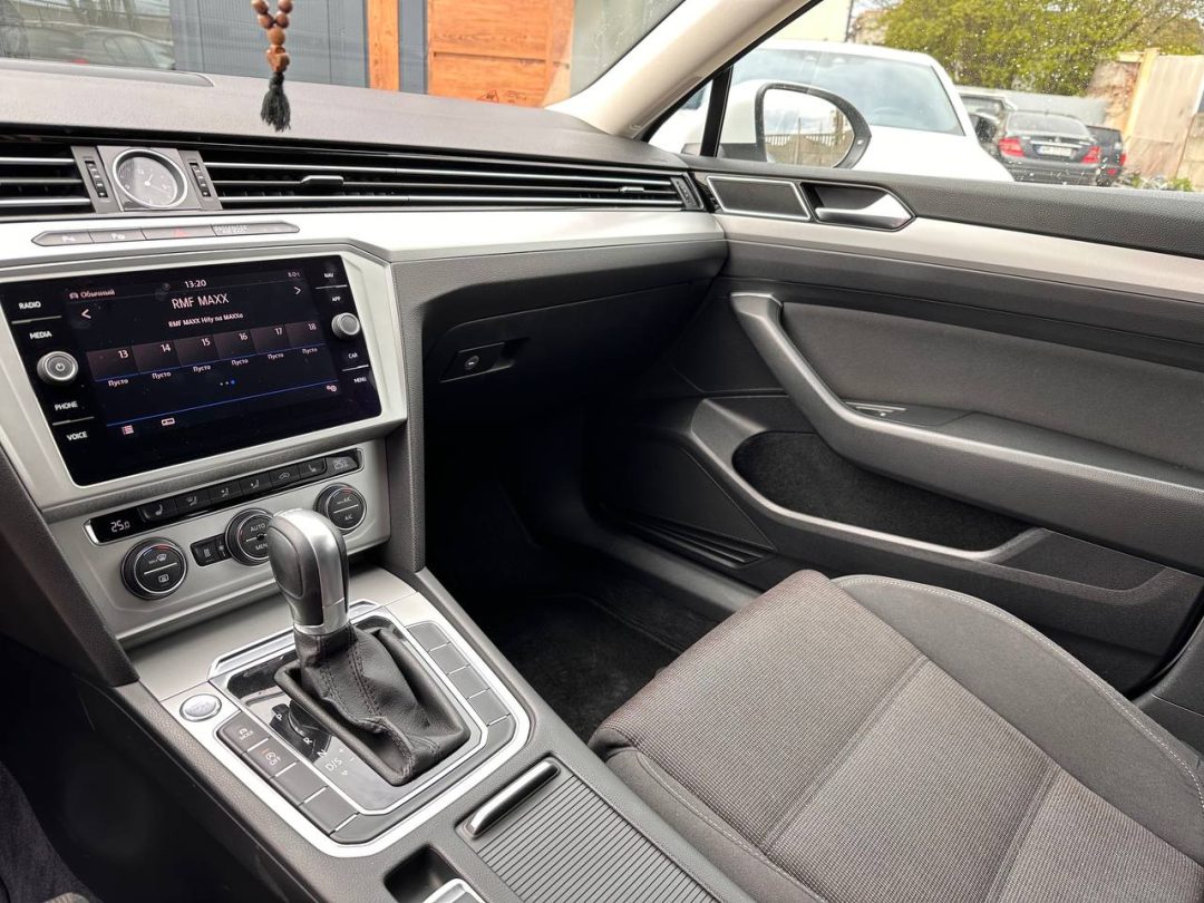 VOLKSWAGEN PASSAT 2019