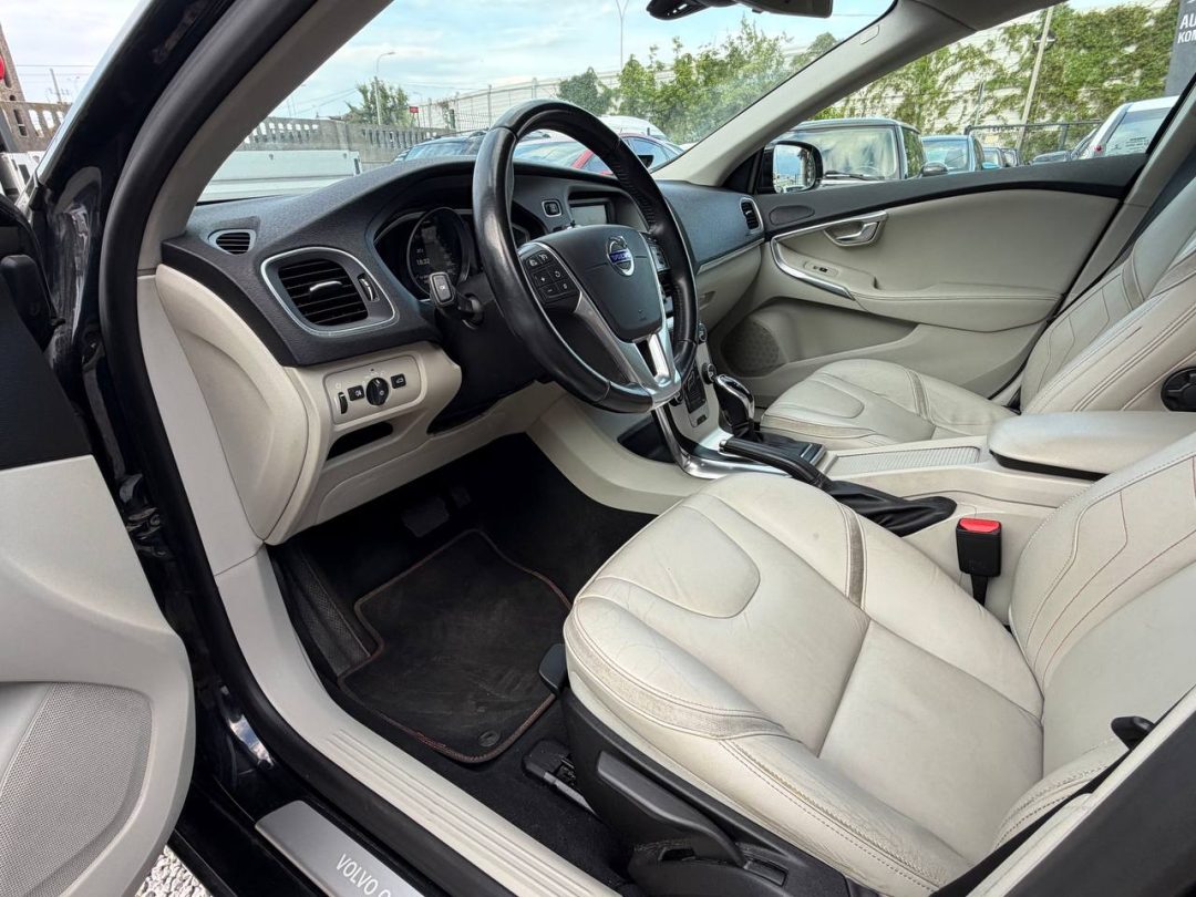 VOLVO V40 2014