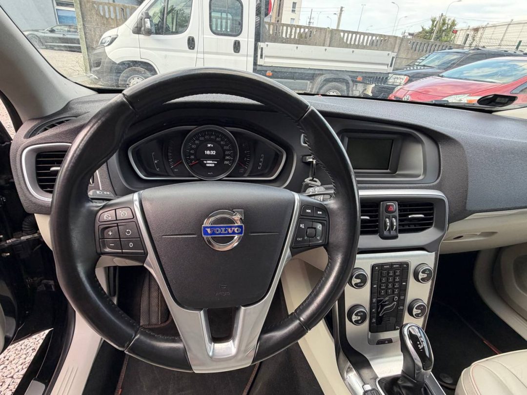 VOLVO V40 2014