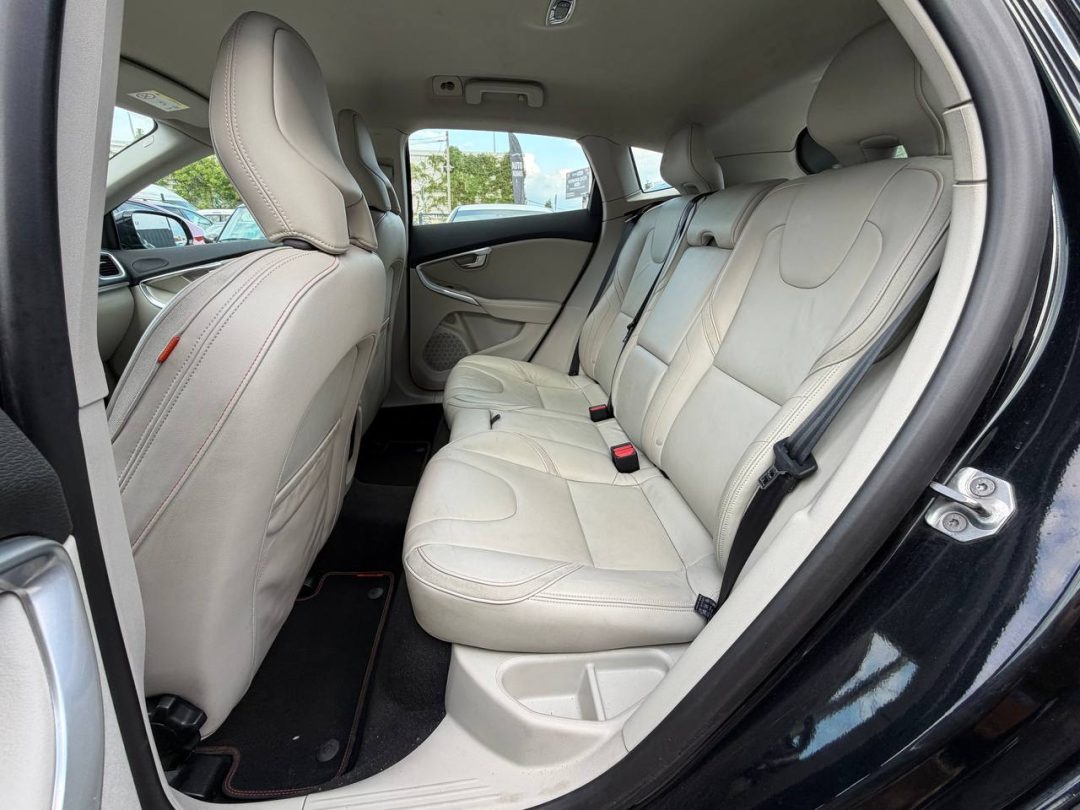 VOLVO V40 2014