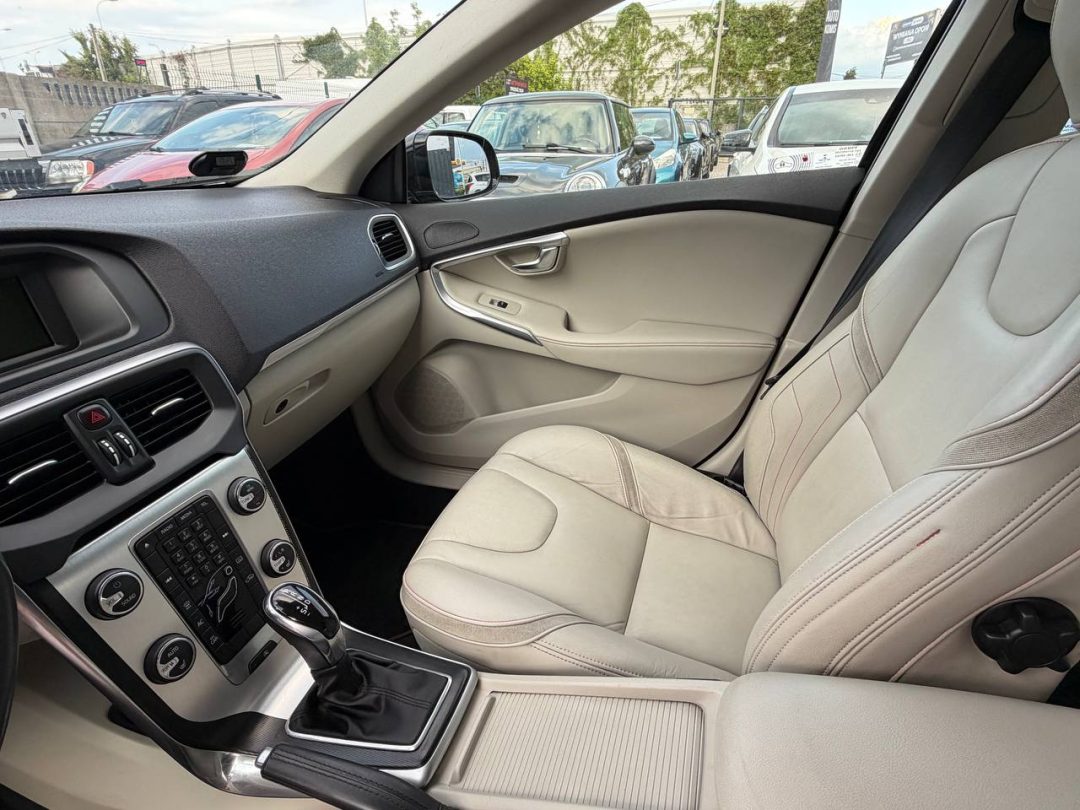 VOLVO V40 2014